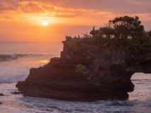 Coucher de soleil sur le temple Batu Bolong