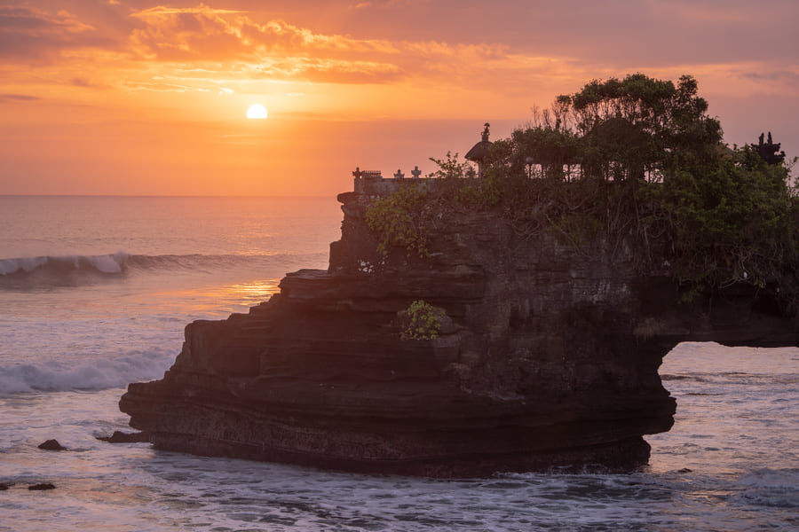 Coucher de soleil sur le temple Batu Bolong