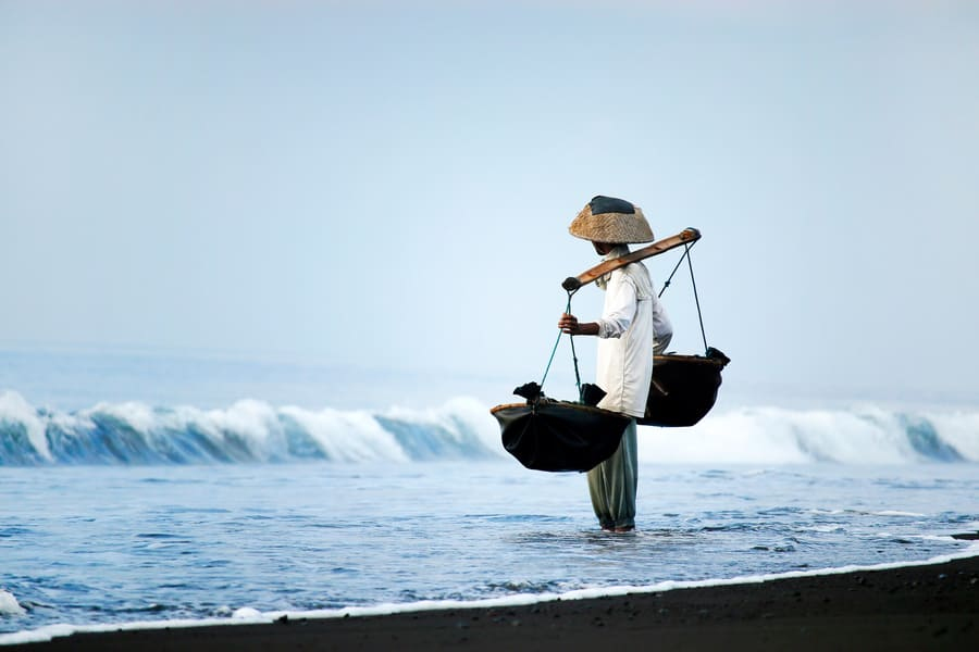 Récolte traditionnelle de sel à Kusamba